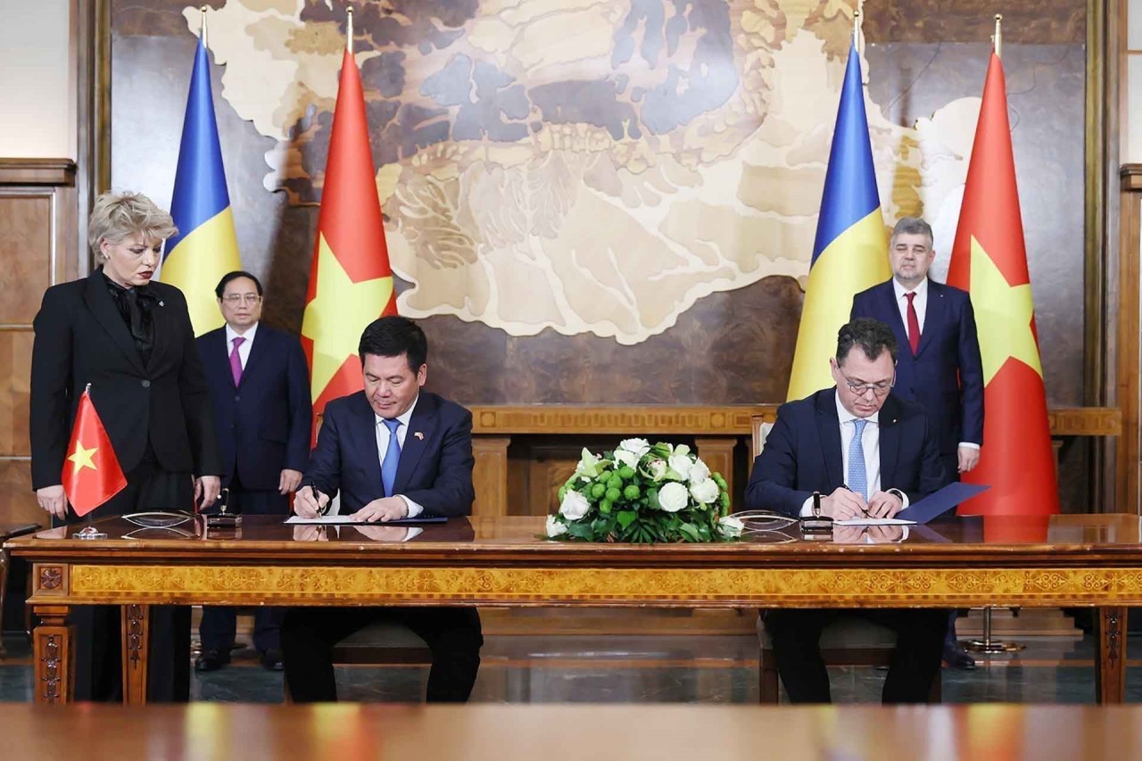 Vietnamese, Romanian Prime Ministers inform outcomes of talks at joint press conference