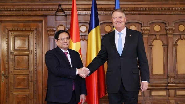PM Pham Minh Chinh meets with Romanian President Klaus Iohannis