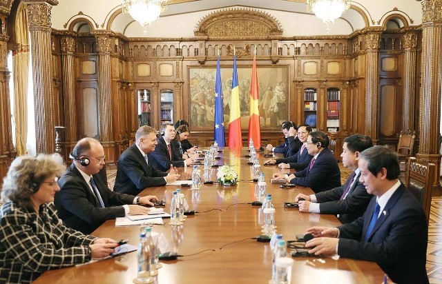 PM Pham Minh Chinh meets with Romanian President Klaus Iohannis
