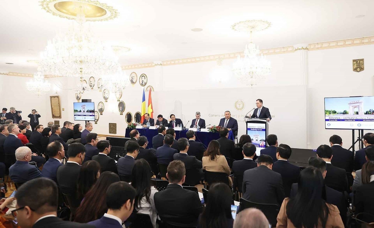 PM Pham Minh Chinh attends Vietnam &ndash; Romania Business Forum in Bucharest