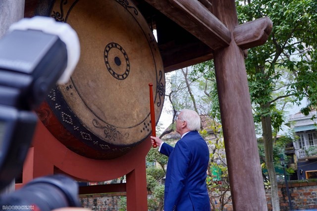 German President Frank-Walter Steinmeier explores Temple of Literature in Hanoi