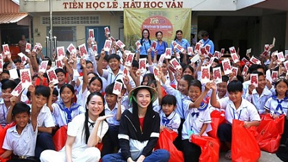 Ấm áp chương trình 'Tết hạnh phúc cho kiều bào tại Campuchia'