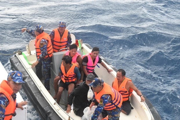Naval ship rescues five fishermen stranded at sea | Society | Vietnam+ (VietnamPlus)