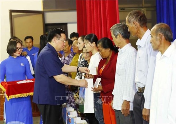 Top legislator presents Tet gifts to policy beneficiaries, workers, armed forces in Bac Lieu