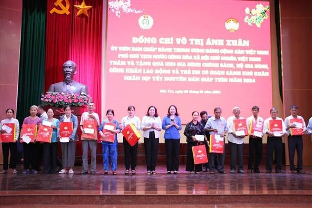 Vice President presents Tet gifts to disadvantaged people in Ben Tre