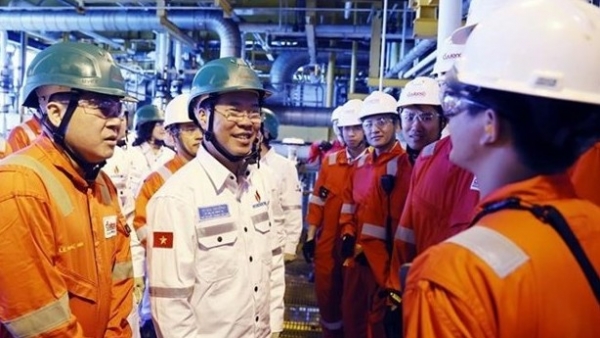 President Vo Van Thuong visits oil and gas staff in Ba Ria-Vung Tau ahead of Tet