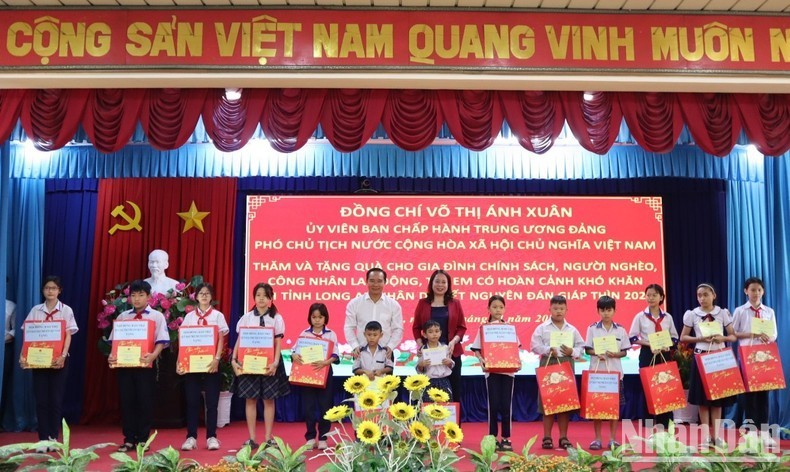 Vice President Vo Thi Anh Xuan presents gifts to the needy in Long An province. (Photo: NDO)