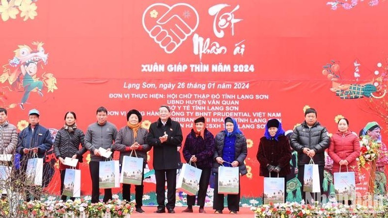 Vice Chairman of the National Assembly (NA) Nguyen Duc Hai presents gifts to the needy in Lang Son province. (Photo: NDO)