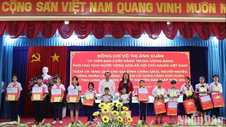 Tet gifts come to needy in Long An, Lang Son provinces