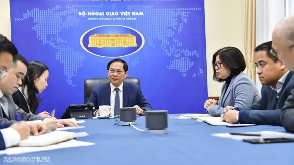 Vietnamese, RoK FMs pledge to encourage Korean firms to expand investment in Vietnam