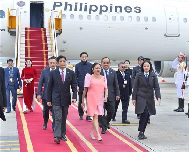 Philippine President Ferdinand Romualdez Marcos Jr. and his spouse arrive in Hanoi. (Source: VNA)