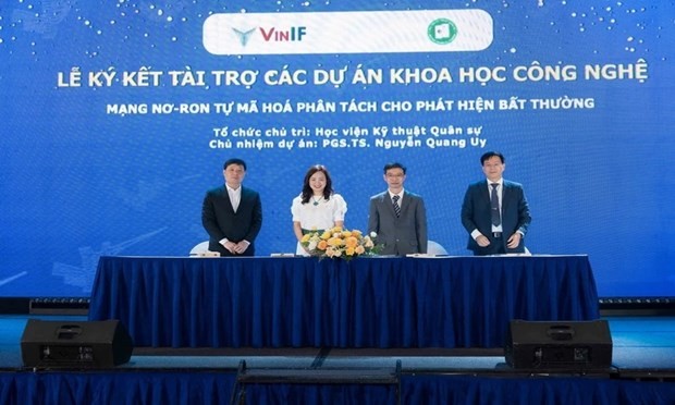 Vingroup Innovation Foundation continues sponsoring science, technology projects: Signing ceremony