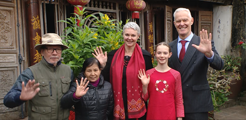 Norwegian Ambassador visits Đường L&acirc;m ancient village,  making ch&egrave; lam and enjoying Tet Viet atmosphere