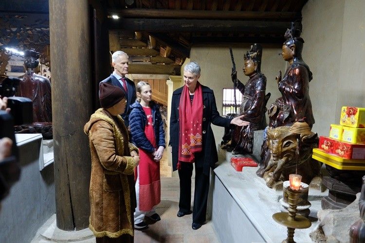Norwegian Ambassador visits Đường L&acirc;m ancient village,  making ch&egrave; lam and enjoying Tet Viet atmosphere