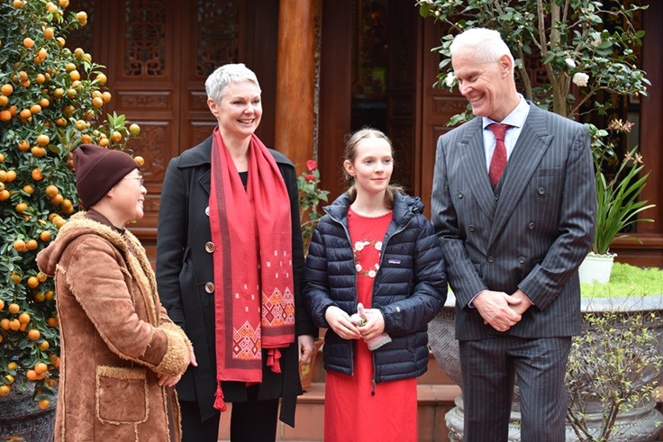 Norwegian Ambassador visits Đường L&acirc;m ancient village,  making ch&egrave; lam and enjoying Tet Viet atmosphere