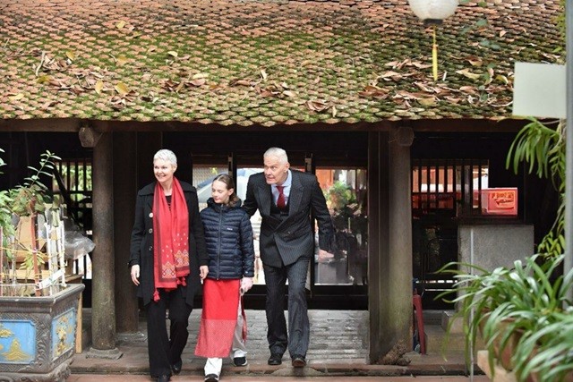 Norwegian Ambassador visits Đường L&acirc;m ancient village,  making ch&egrave; lam and enjoying Tet Viet atmosphere