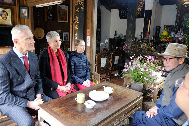 Norwegian Ambassador visits Đường L&acirc;m ancient village,  making ch&egrave; lam and enjoying Tet Viet atmosphere