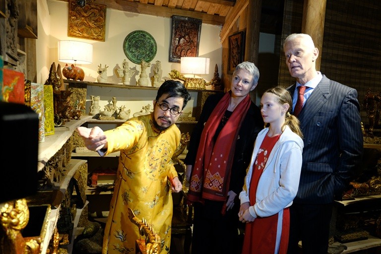 Norwegian Ambassador visits Đường L&acirc;m ancient village,  making ch&egrave; lam and enjoying Tet Viet atmosphere