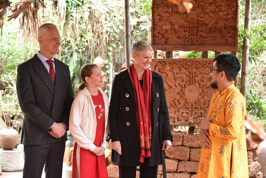 Norwegian Ambassador visits Đường L&acirc;m ancient village,  making ch&egrave; lam and enjoying Tet Viet atmosphere