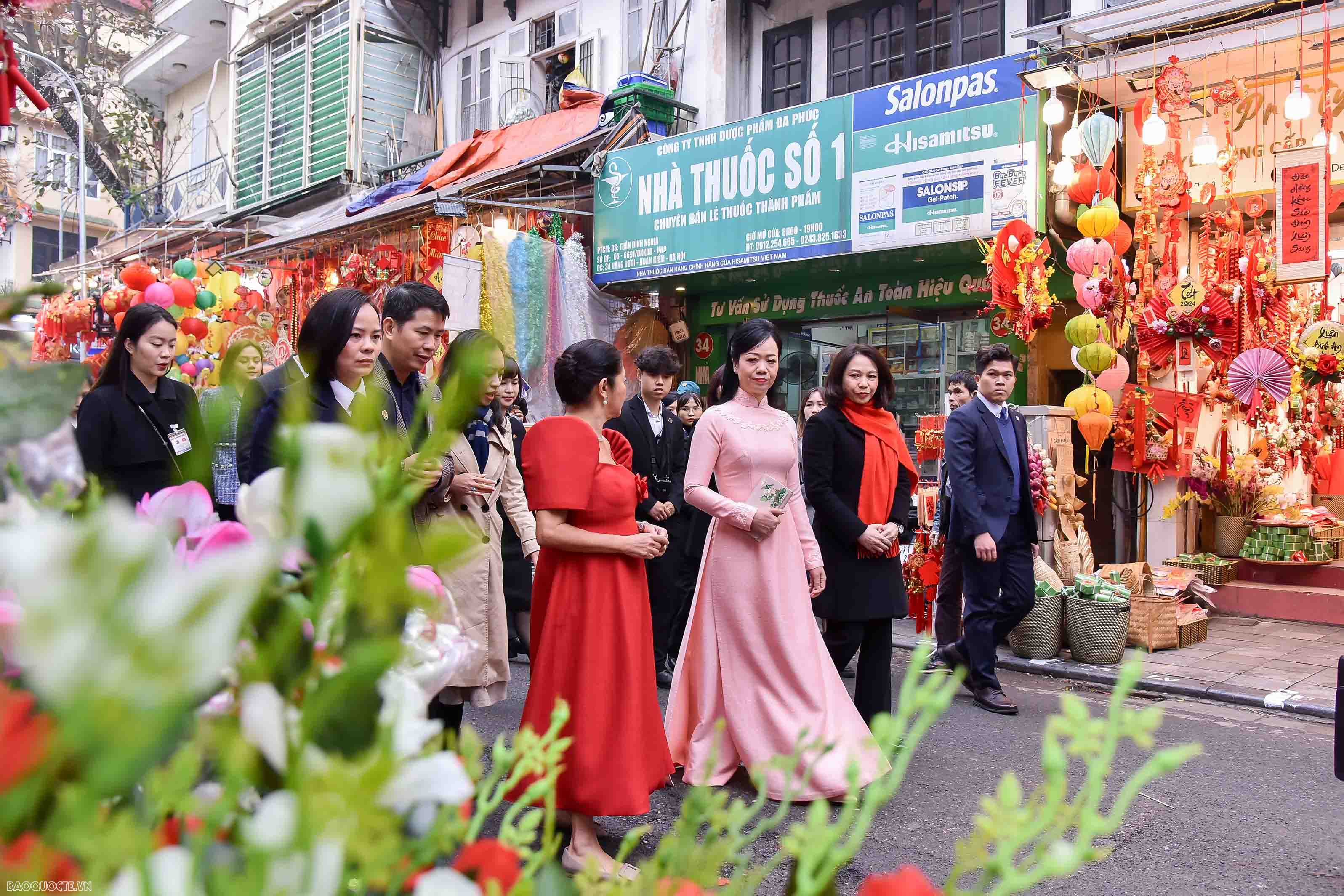 Vietnamese, Philippine First Ladies tour Hanoi Old Quarter’s traditional flower market