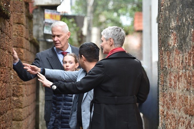 Norwegian Ambassador visits Đường L&acirc;m ancient village,  making ch&egrave; lam and enjoying Tet Viet atmosphere