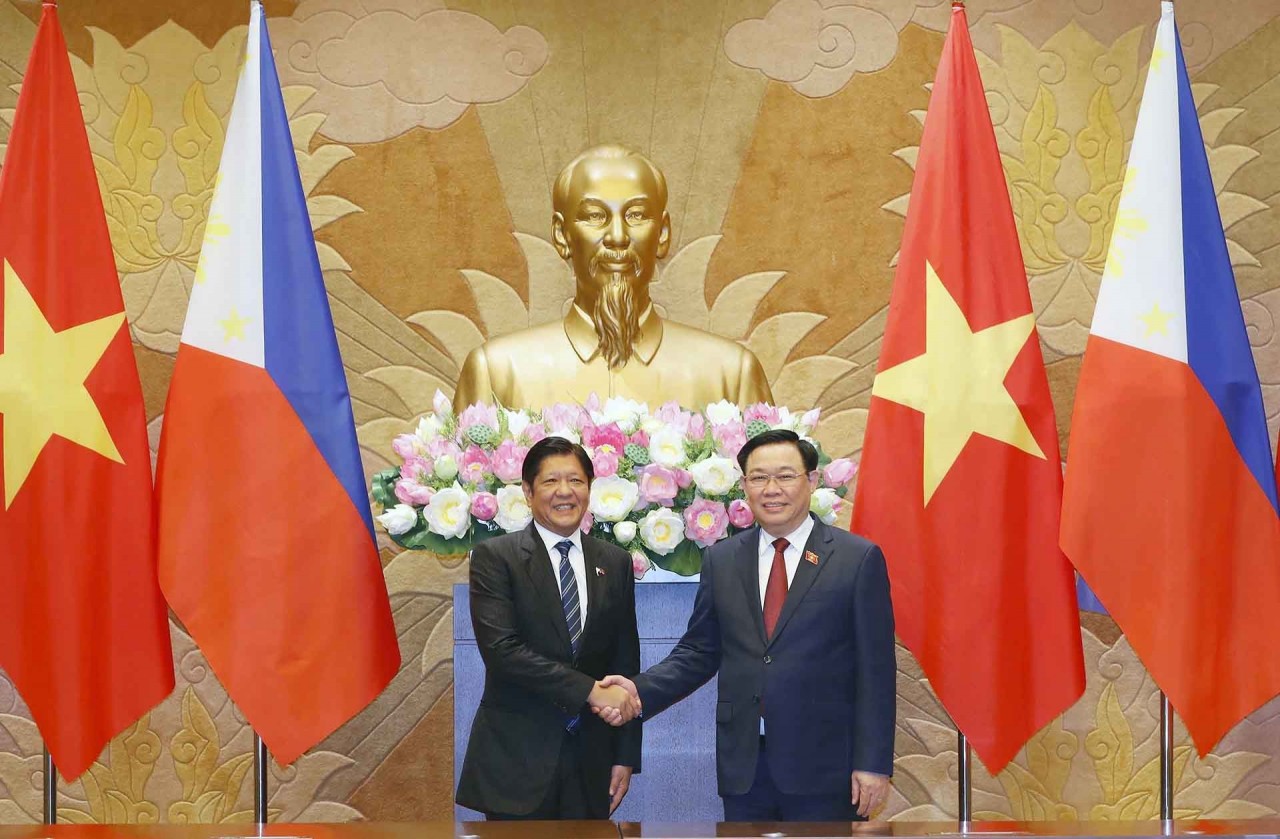 NA Chairman Vuong Dinh Hue meets with Philippine President Ferdinand Romualdez Marcos Jr.