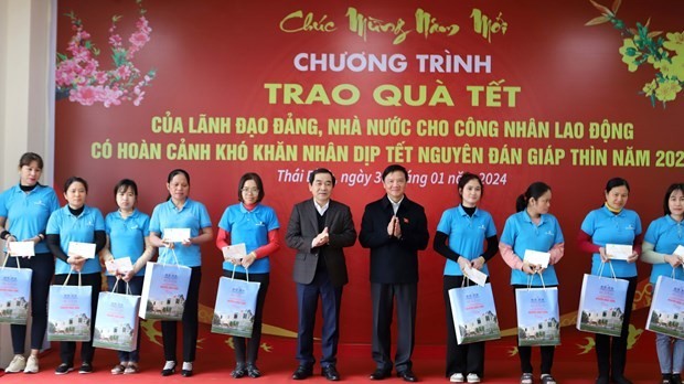 NA Vice Chairman Nguyen Khac Dinh presents Tet gifts to locals in Thai Binh