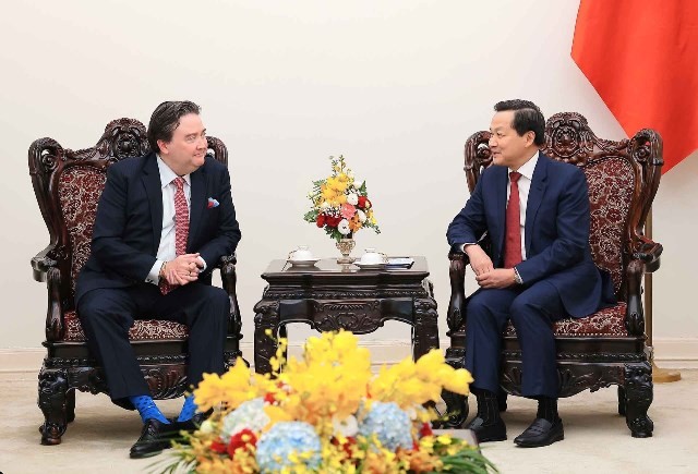 Deputy Prime Minister Le Minh Khai receives US Ambassador Marc E. Knapper