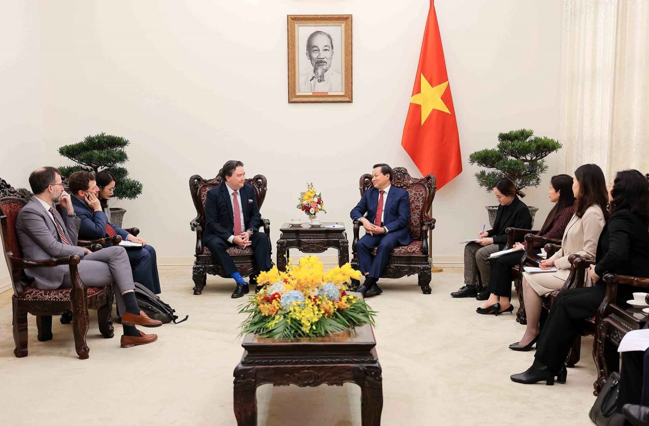 Deputy Prime Minister Le Minh Khai receives US Ambassador Marc E. Knapper