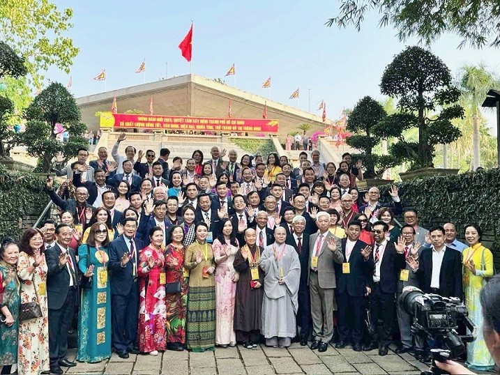 Overseas Vietnamese welcome traditional Tet in Ho Chi Minh City