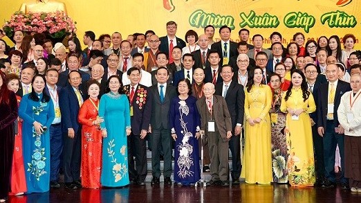 Overseas Vietnamese keeps close bonds with Fatherland