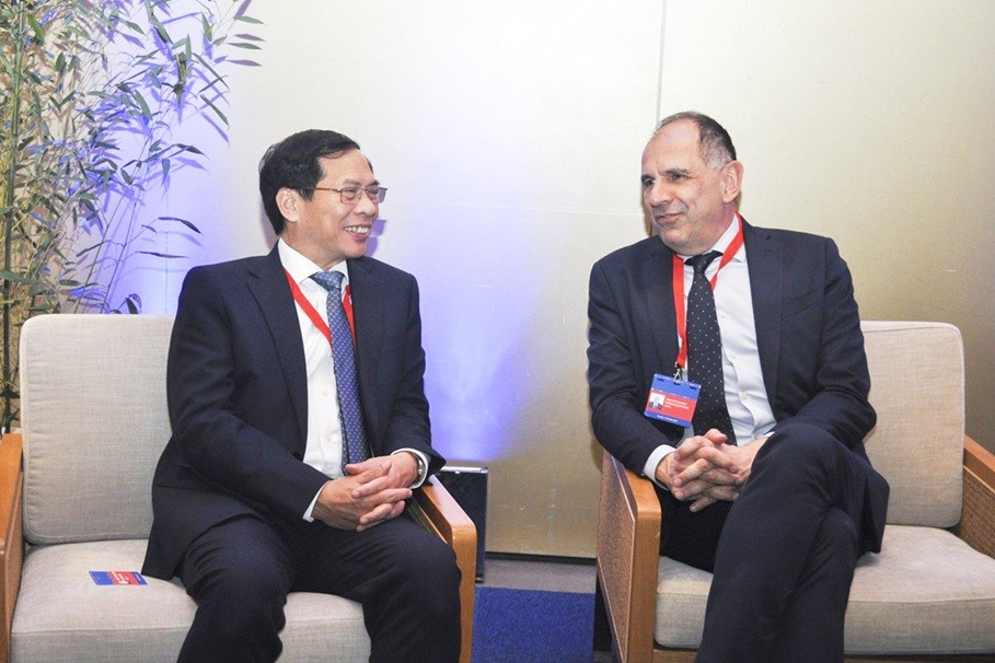 FM Bui Thanh Son meets EU High Representative Josep Borrell, European Ministers in Brussels