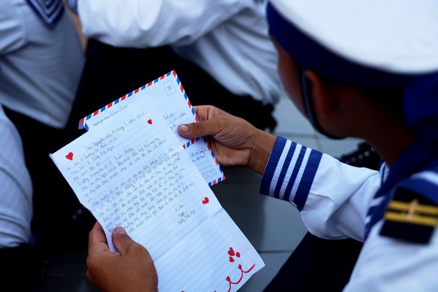 Letters carry love from mainland to soldiers in Truong Sa