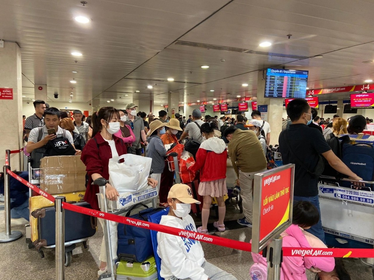 Nhu cầu đi lại tăng cao trước kỳ nghỉ Tết, sân bay Tân Sơn Nhất ‘vỡ trận’ dù lượng khách chưa đạt đỉnh