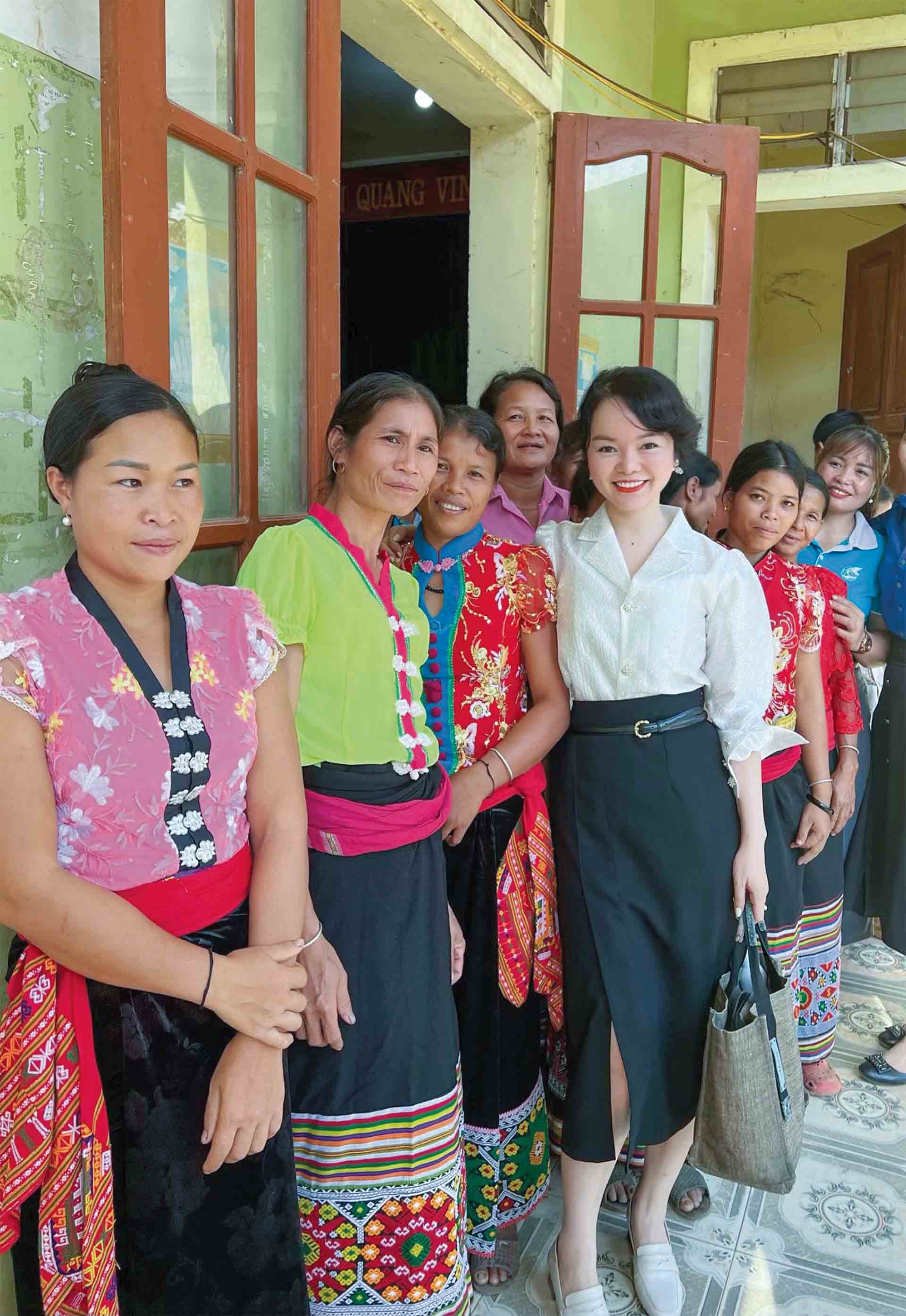 Tống Liên Anh trong chuyến thăm lớp học xoá mù chữ  tại bản Phồng, tỉnh Nghệ An. (Ảnh: NVCC)