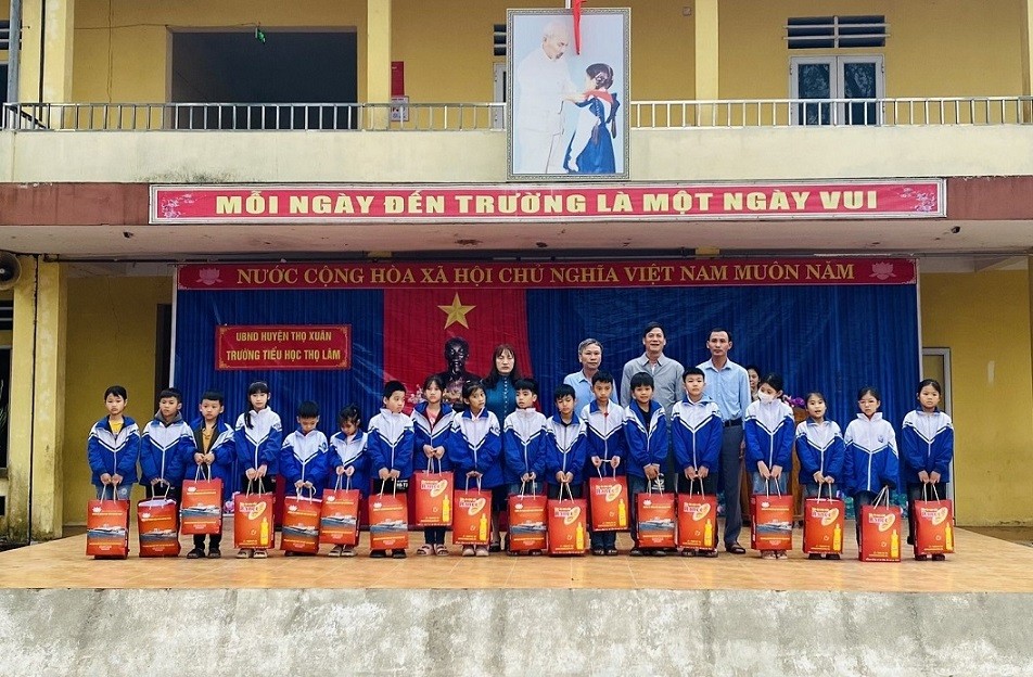 Sao Mai Group brings Happy Tet to over 1,000 poor and disadvantaged households in Thanh Hoa