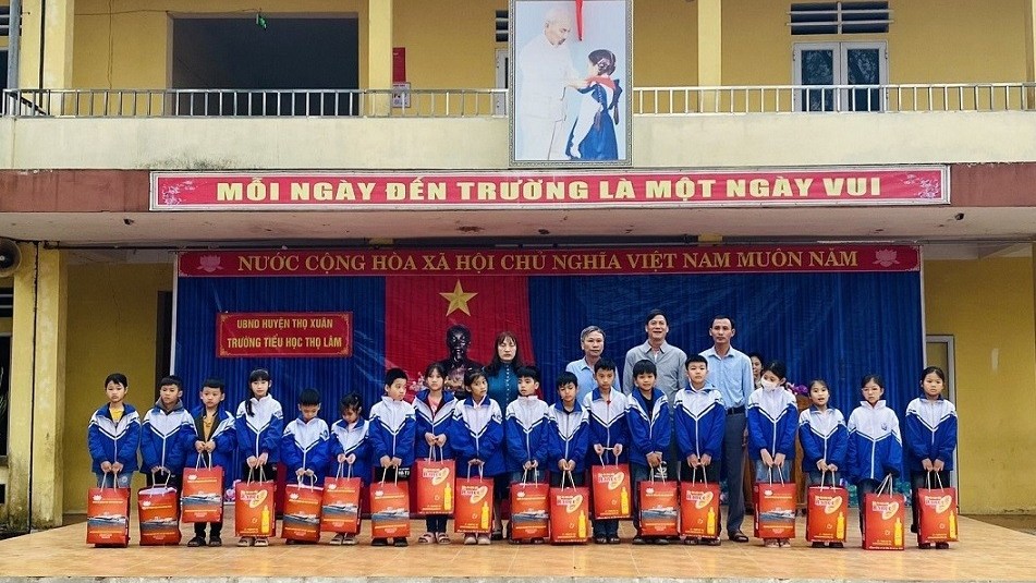 Sao Mai Group brings Happy Tet to over 1,000 poor and disadvantaged households in Thanh Hoa