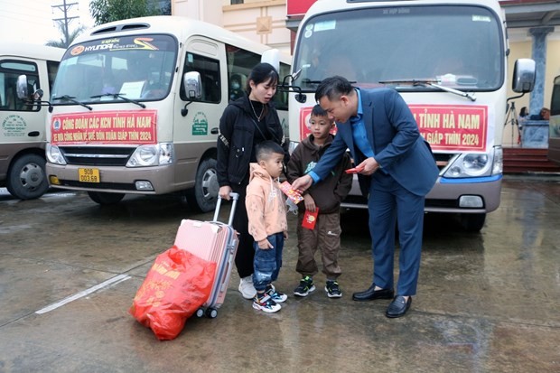 Free of charge coaches take workers home for Tet