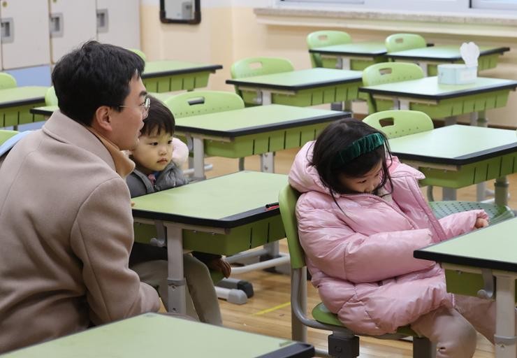 Children who will enter elementary school in March visit a classroom during an orientation event at an elementary school in Seoul's Seocho District, Jan. 4. Yonhap