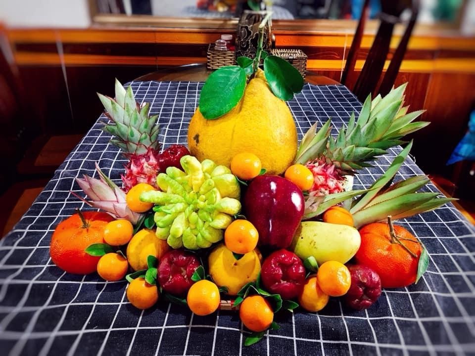 Arranging five-fruit tray during Lunar New Year celebration - a Vietnamese tradition