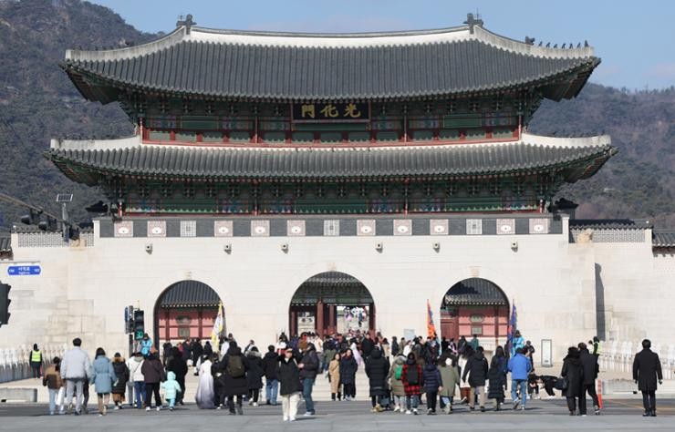 Domestic and overseas tourists visit Gyeongbok Palace in central Seoul, Jan. 28. Yonhap