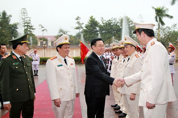 National Assembly Chairman Vuong Dinh Hue pays a pre-Tet visit to public security officers and soldiers of Nghe An province on February 8. (Source: VNA)