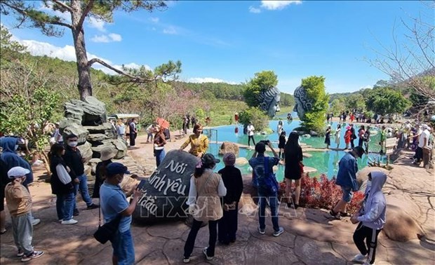 Tourists visit the resort city of Da Lat in the Central Highland province of Lam Dong. (Photo: VNA)