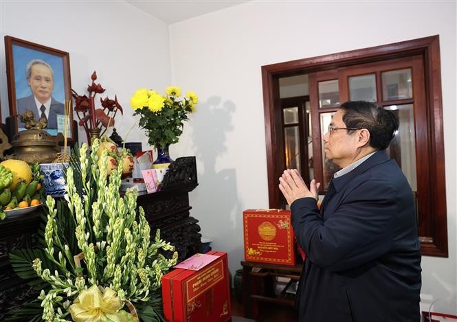 Thủ tướng Phạm Minh Chính dâng hương tưởng niệm cố Thủ tướng Phạm Văn Đồng. (Nguồn: TTXVN)
