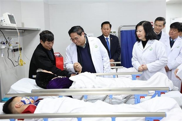 Prime Minister Pham Minh Chinh visits patients in the Vietnam – Germany Friendship Hospital on February 8. (Photo: VNA)