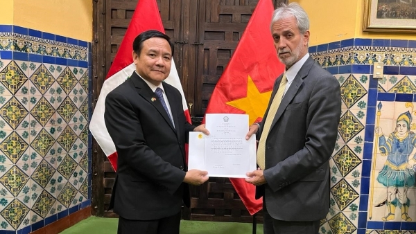 Đại sứ Bùi Văn Nghị trình bản sao Thư ủy nhiệm tới Cục trưởng Cục Lễ tân Bộ Ngoại giao Peru