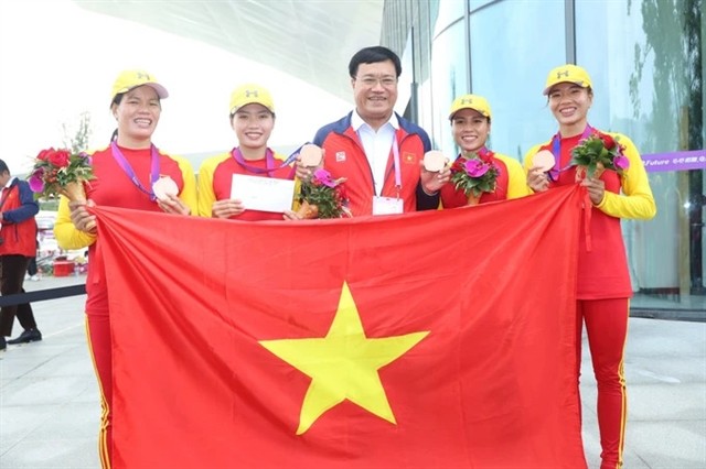 Director of the Sports Authority of Việt Nam Đặng Hà Việt (centre) and the rowing team at the Hangzhou Asian Games 2023. The team is hoping to secure their Olympic place at the Asia-Oceania qualification in April in South Korea. VNS Photo Quý Lượng