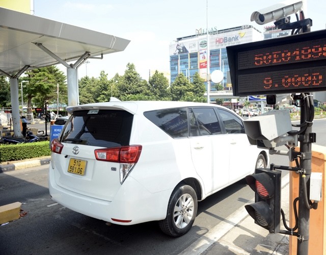 A car passes through the cashless toll station that is being trialled at Tân Sơn Nhất International Airport in HCM City. (Photo: VNA)