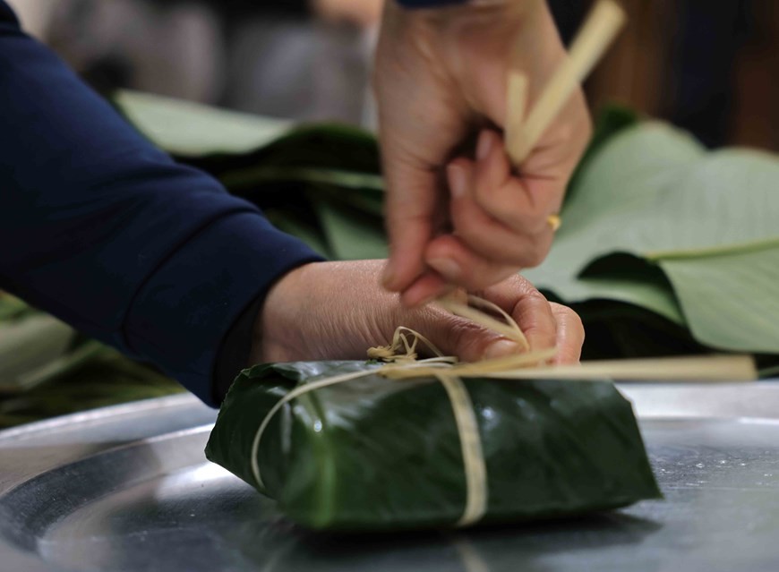 The bamboo leaves selected are of the soft and flexible variety. (Photo: VNA)