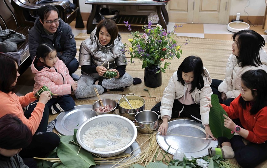 As Tet approaches, generations come together to cook and enjoy the traditional cakes. The experience of making the cakes at home is an unforgettable memory for children in the capital Hanoi. (Photo: VNA)